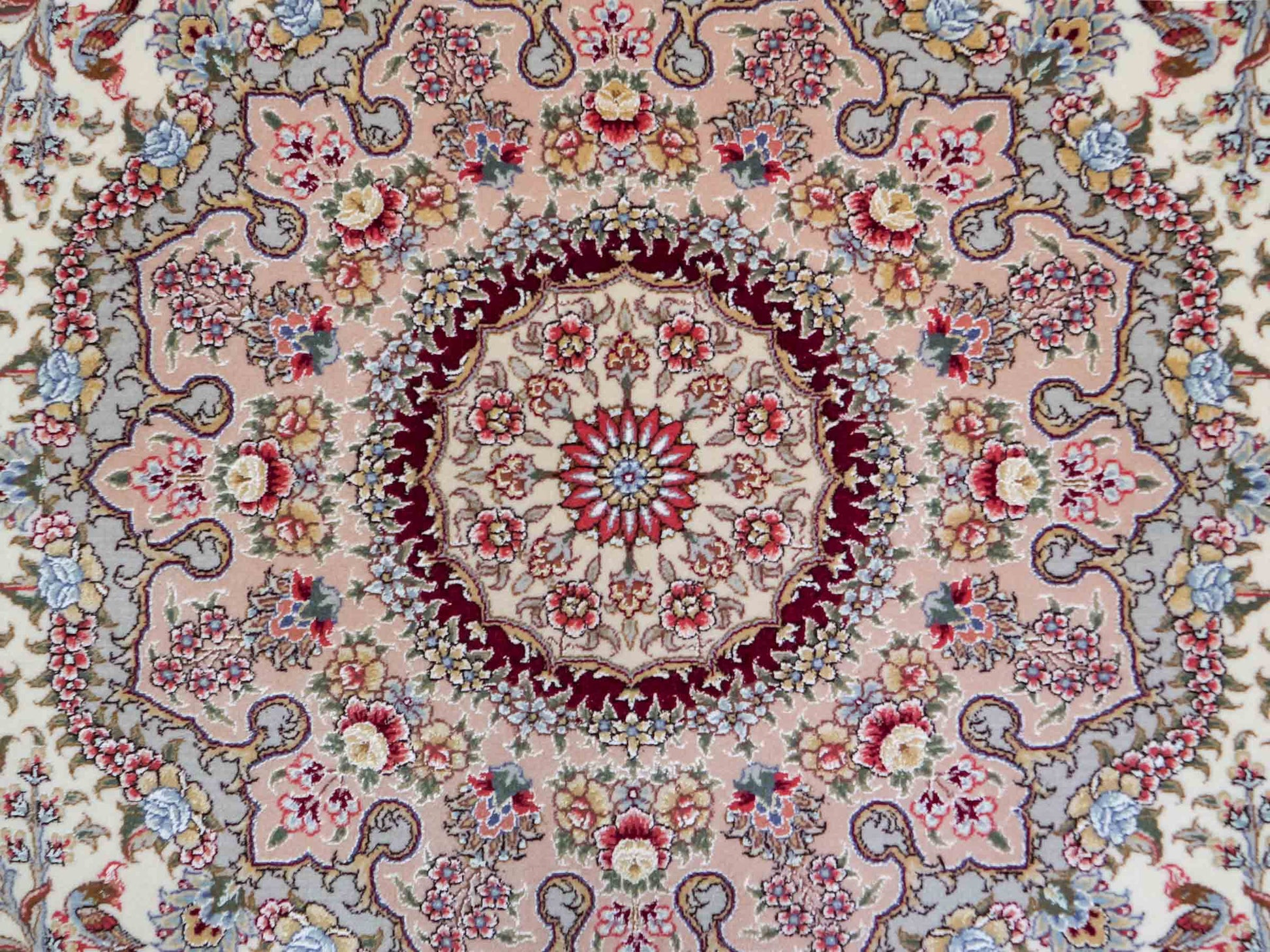 Sehr feiner, handgeknüpfter Khademi Orientteppich mit Täbriz Design aus Wolle mit Seide, creme, weiß, rot. 305x207 cm. Vertrieb druch Jupiter Intl.