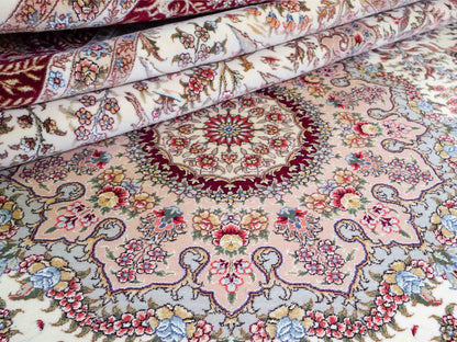Sehr feiner, handgeknüpfter Khademi Orientteppich mit Täbriz Design aus Wolle mit Seide, creme, weiß, rot. 305x207 cm. Vertrieb druch Jupiter Intl.