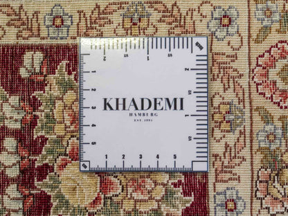 Sehr feiner, handgeknüpfter Khademi Orientteppich mit Täbriz Design aus Wolle mit Seide, creme, weiß, rot. 305x207 cm. Vertrieb druch Jupiter Intl.
