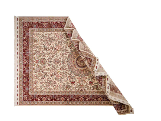 Sehr feiner, handgeknüpfter Khademi Orientteppich mit Täbriz Design aus Wolle mit Seide, creme, weiß, rot. 305x207 cm. Vertrieb druch Jupiter Intl.