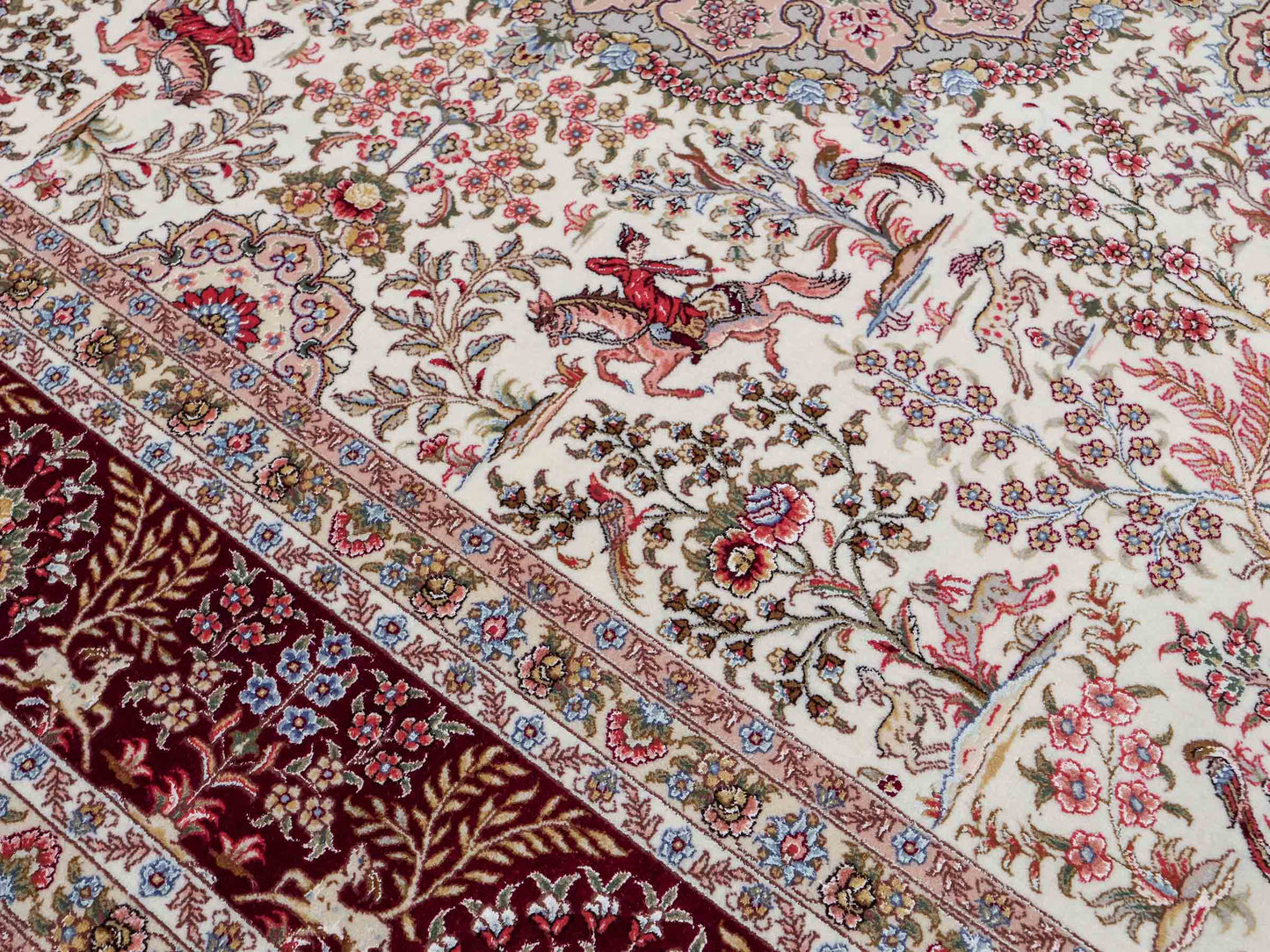 Sehr feiner, handgeknüpfter Khademi Orientteppich mit Täbriz Design aus Wolle mit Seide, creme, weiß, rot. 306x208 cm. Vertrieb durch Jupiter Intl.