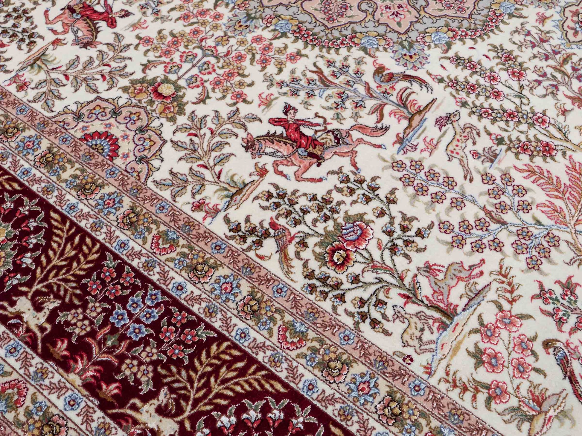 Sehr feiner, handgeknüpfter Khademi Orientteppich mit Täbriz Design aus Wolle mit Seide, creme, weiß, rot. 306x208 cm. Vertrieb durch Jupiter Intl.