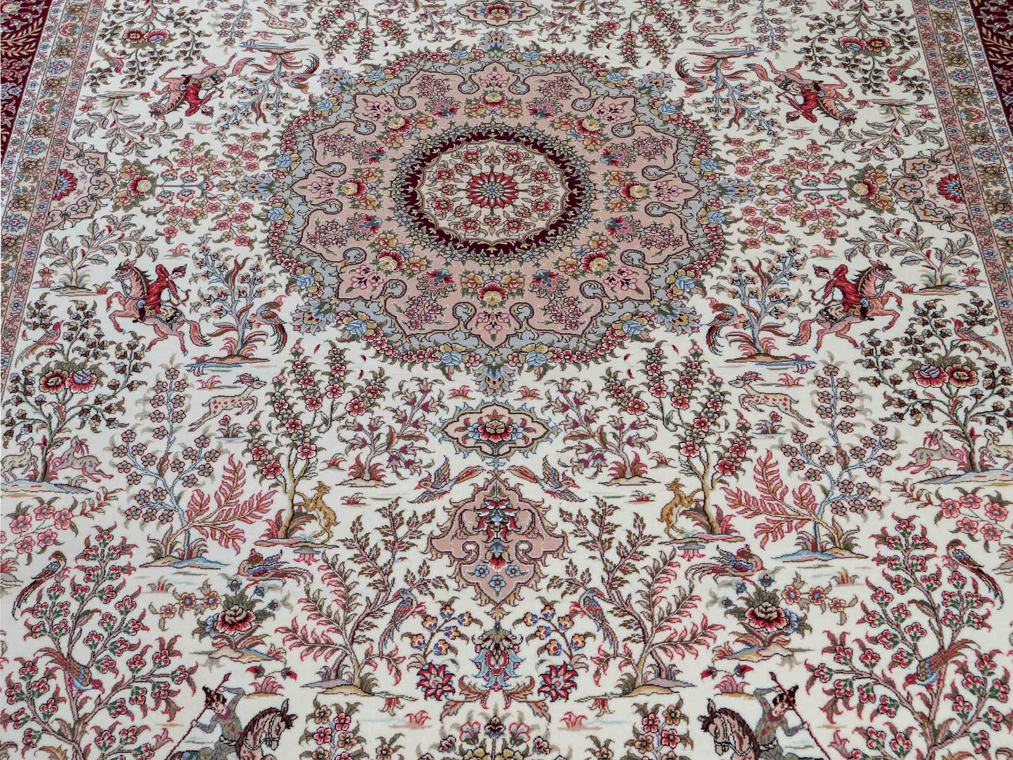 Sehr feiner, handgeknüpfter Khademi Orientteppich mit Täbriz Design aus Wolle mit Seide, creme, weiß, rot. 306x208 cm. Vertrieb durch Jupiter Intl.