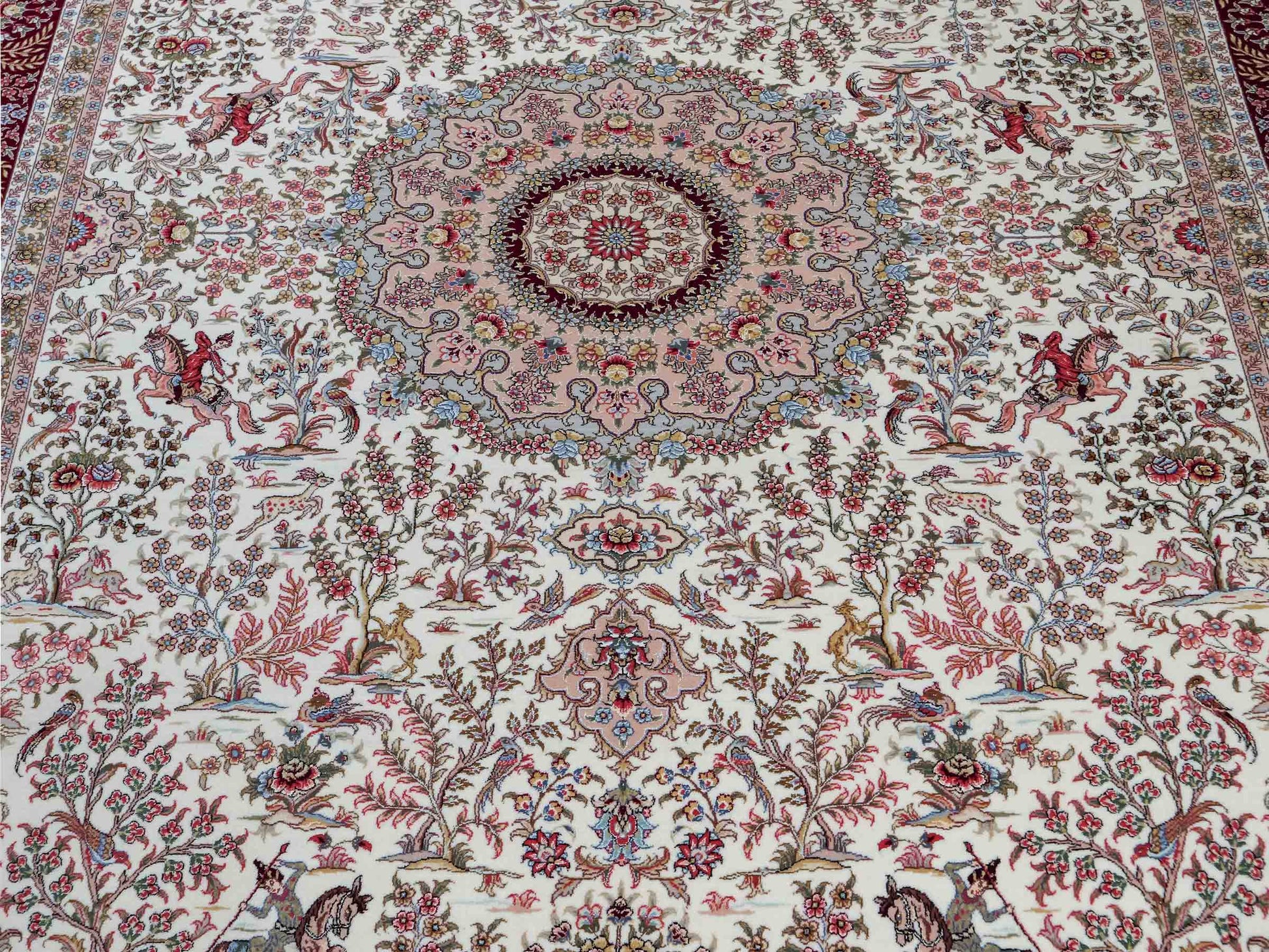 Sehr feiner, handgeknüpfter Khademi Orientteppich mit Täbriz Design aus Wolle mit Seide, creme, weiß, rot. 306x208 cm. Vertrieb durch Jupiter Intl.