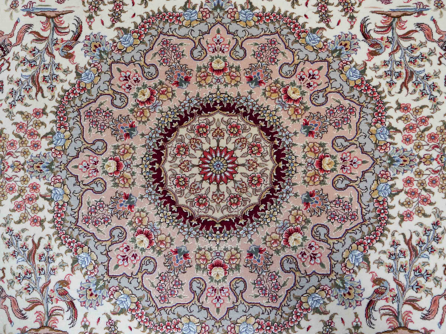 Sehr feiner, handgeknüpfter Khademi Orientteppich mit Täbriz Design aus Wolle mit Seide, creme, weiß, rot. 306x208 cm. Vertrieb durch Jupiter Intl.