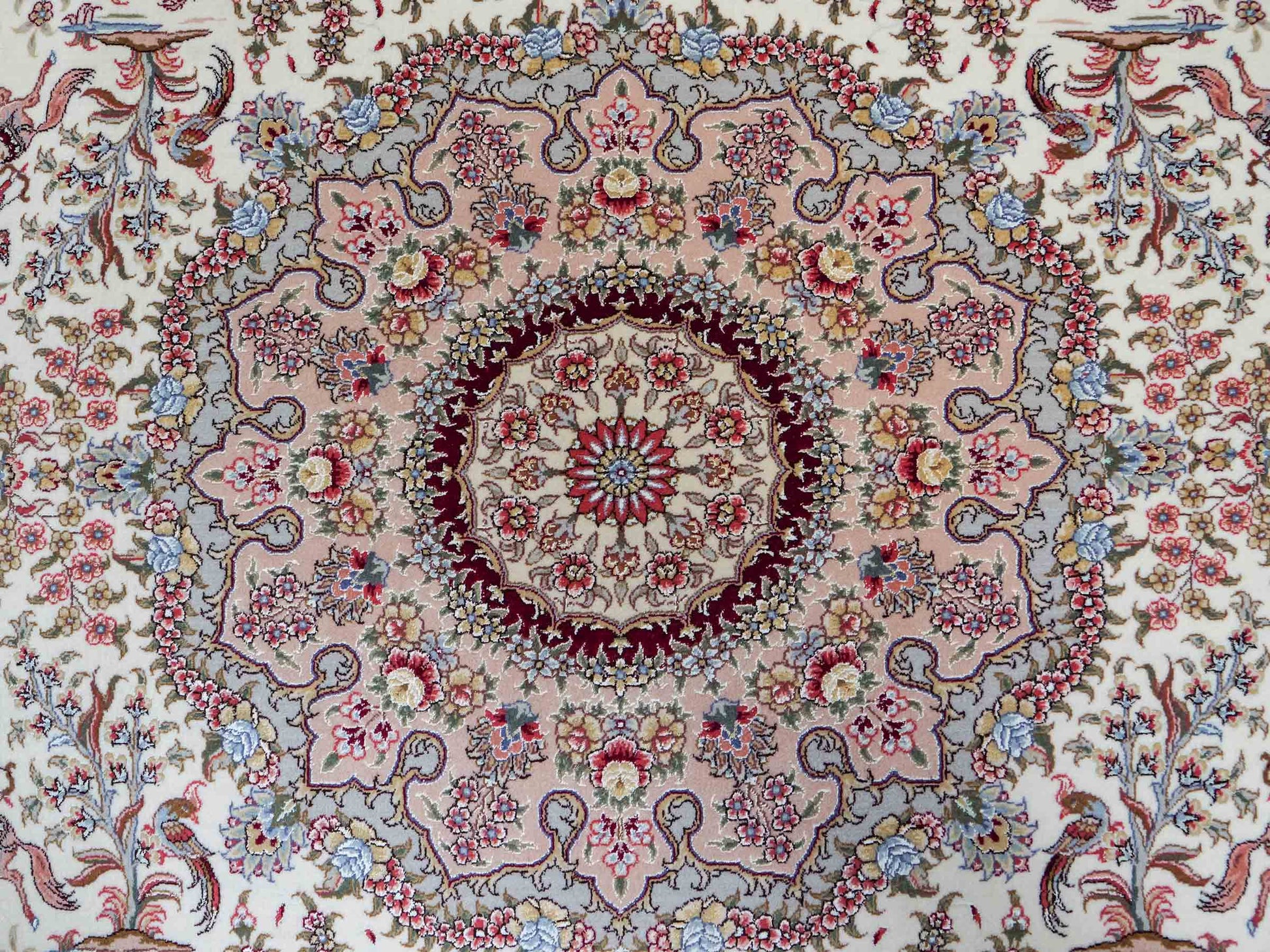 Sehr feiner, handgeknüpfter Khademi Orientteppich mit Täbriz Design aus Wolle mit Seide, creme, weiß, rot. 306x208 cm. Vertrieb durch Jupiter Intl.