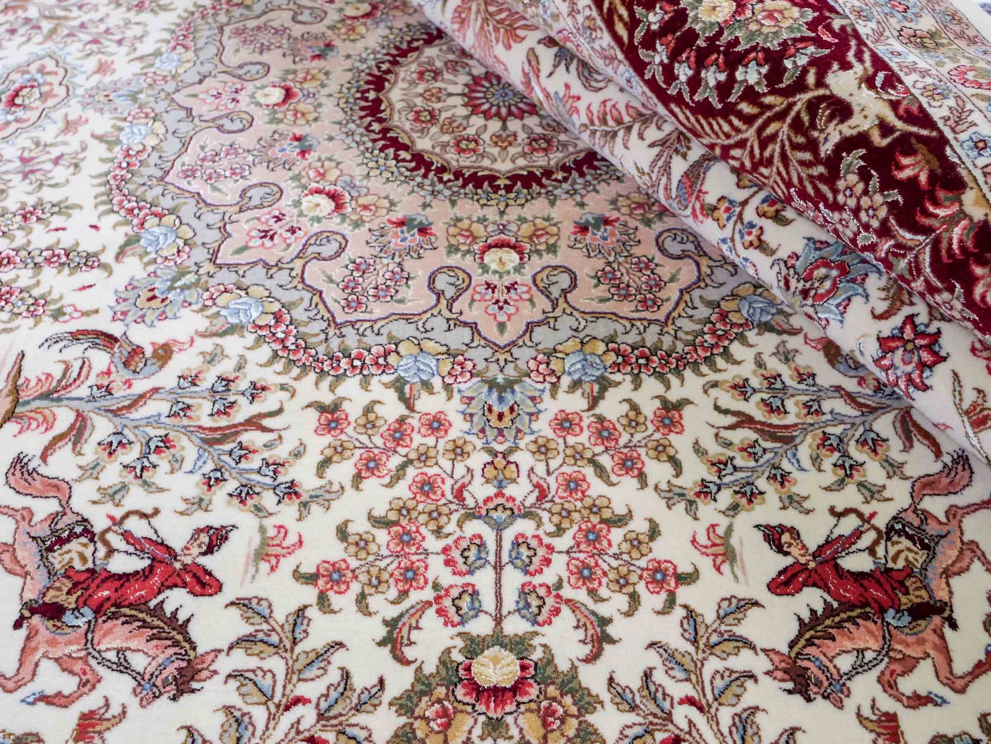 Sehr feiner, handgeknüpfter Khademi Orientteppich mit Täbriz Design aus Wolle mit Seide, creme, weiß, rot. 306x208 cm. Vertrieb durch Jupiter Intl.