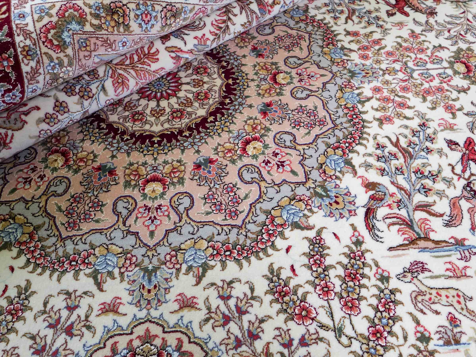 Sehr feiner, handgeknüpfter Khademi Orientteppich mit Täbriz Design aus Wolle mit Seide, creme, weiß, rot. 306x208 cm. Vertrieb durch Jupiter Intl.