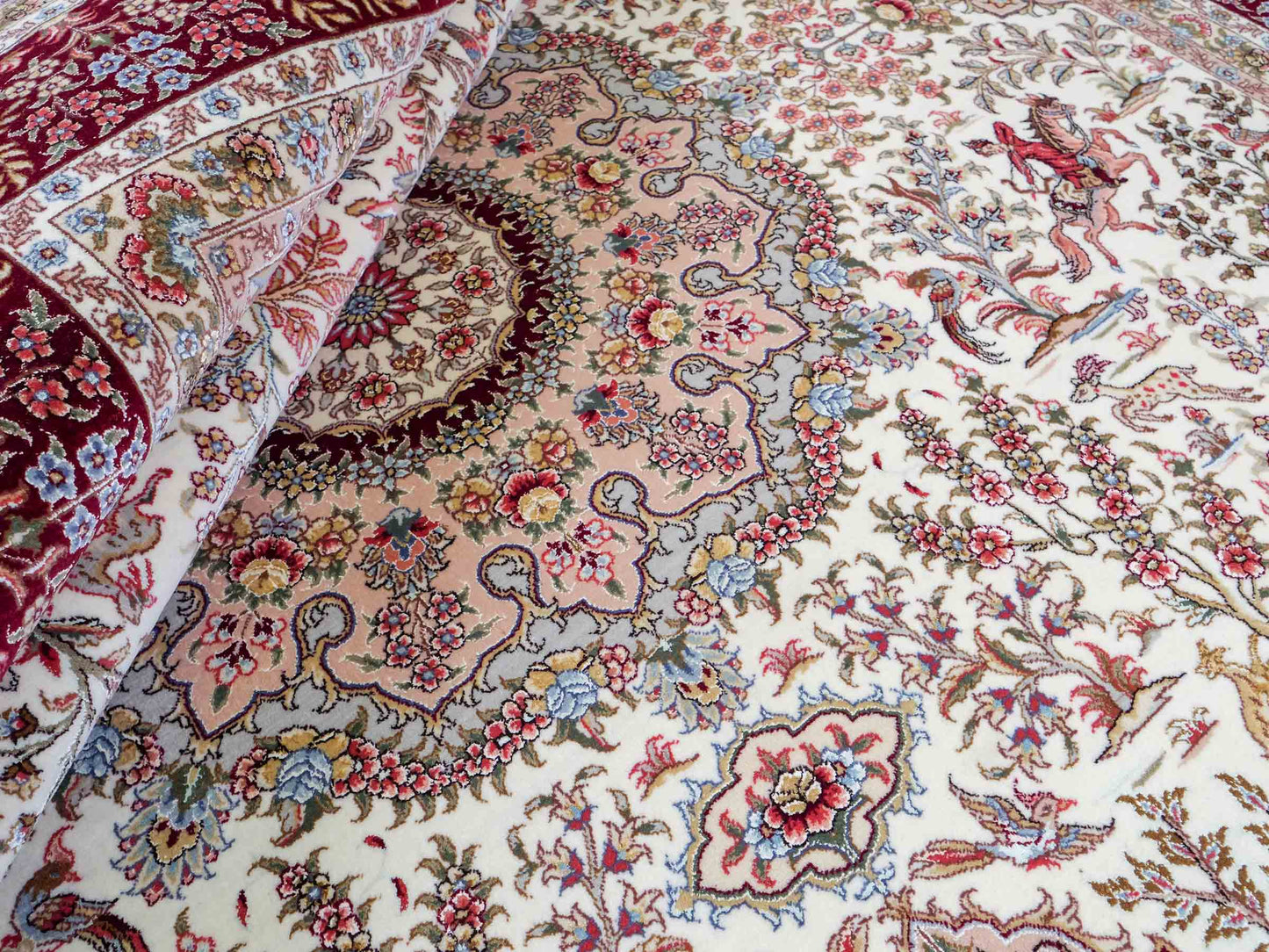 Sehr feiner, handgeknüpfter Khademi Orientteppich mit Täbriz Design aus Wolle mit Seide, creme, weiß, rot. 306x208 cm. Vertrieb durch Jupiter Intl.
