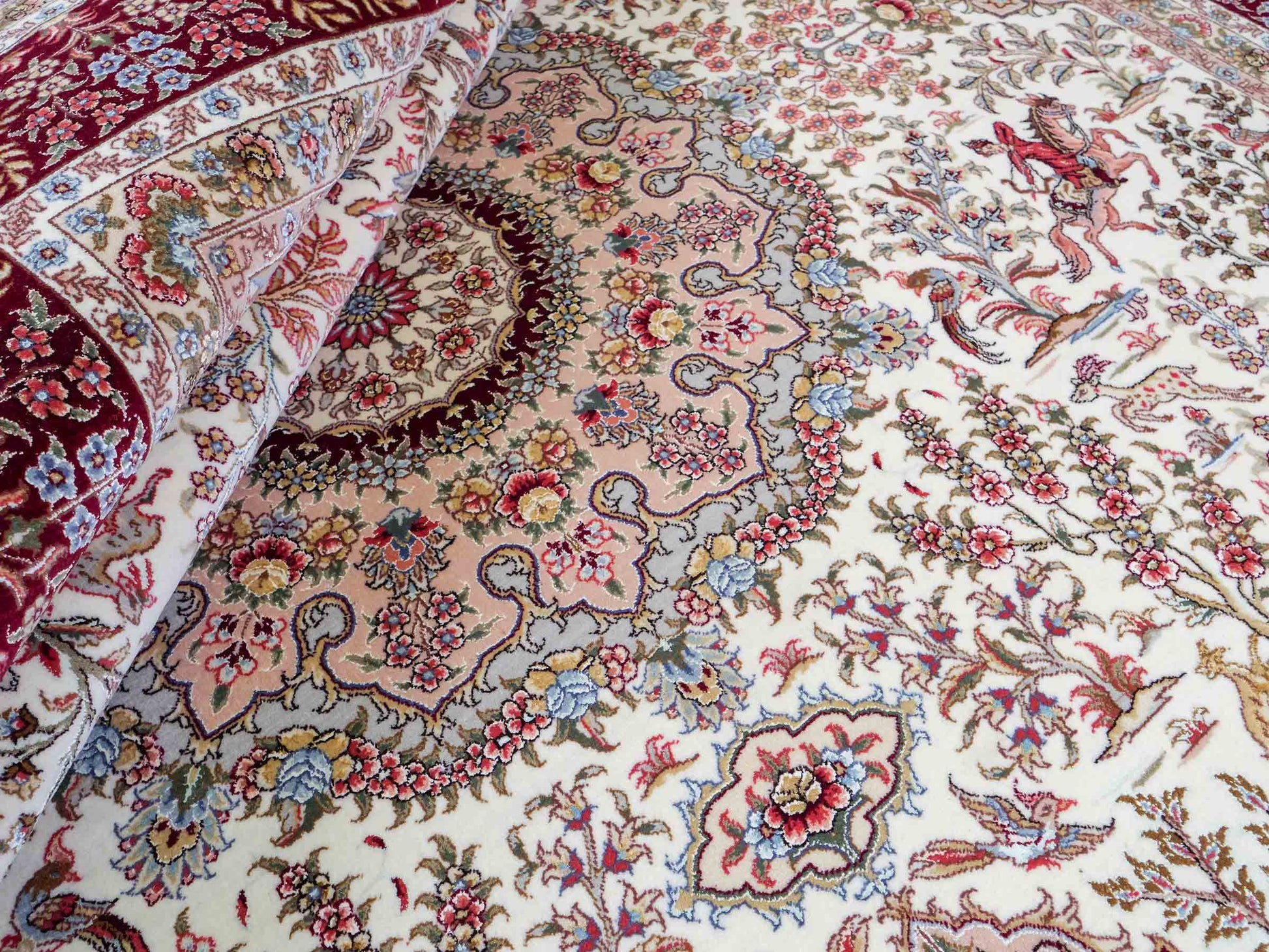 Sehr feiner, handgeknüpfter Khademi Orientteppich mit Täbriz Design aus Wolle mit Seide, creme, weiß, rot. 306x208 cm. Vertrieb durch Jupiter Intl.