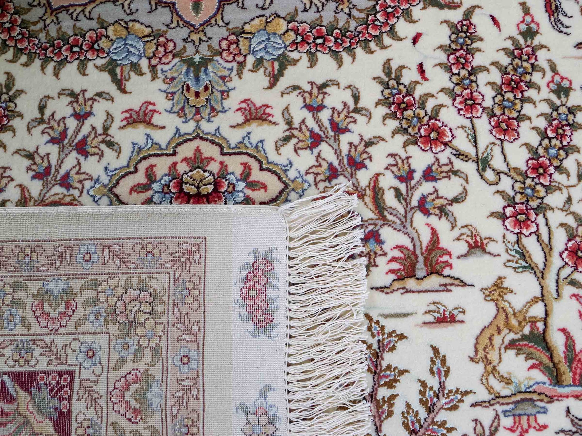 Sehr feiner, handgeknüpfter Khademi Orientteppich mit Täbriz Design aus Wolle mit Seide, creme, weiß, rot. 306x208 cm. Vertrieb durch Jupiter Intl.