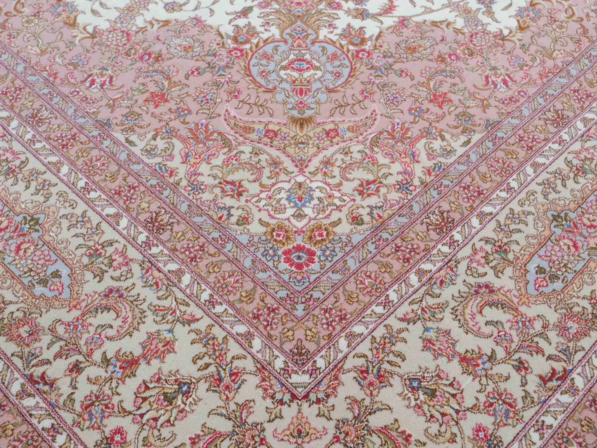 Sehr feiner, handgeknüpfter Khademi Orientteppich mit Täbriz Design aus Wolle mit Seide, creme, beige. 308x207 cm. Vertrieb durch Jupiter Intl.