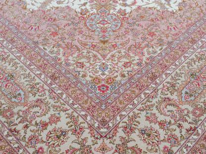 Sehr feiner, handgeknüpfter Khademi Orientteppich mit Täbriz Design aus Wolle mit Seide, creme, beige. 308x207 cm. Vertrieb durch Jupiter Intl.