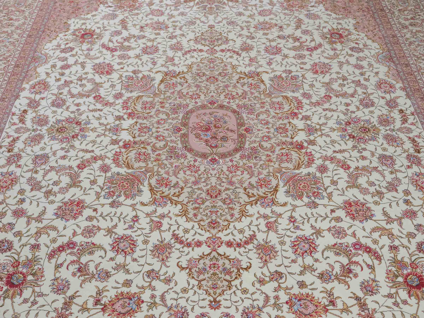 Sehr feiner, handgeknüpfter Khademi Orientteppich mit Täbriz Design aus Wolle mit Seide, creme, beige. 308x207 cm. Vertrieb durch Jupiter Intl.