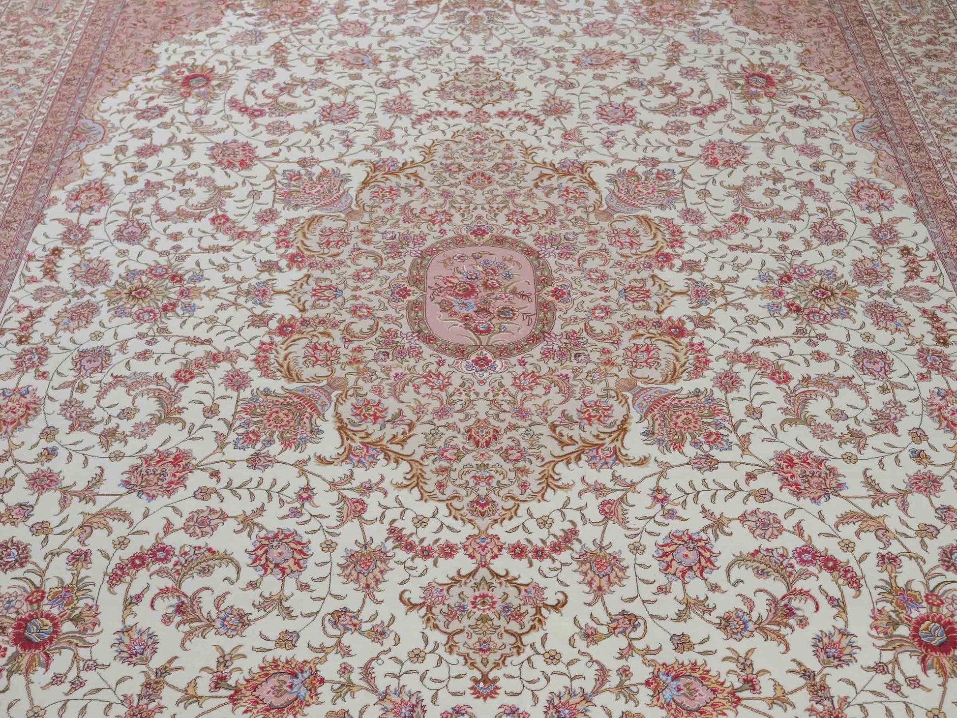 Sehr feiner, handgeknüpfter Khademi Orientteppich mit Täbriz Design aus Wolle mit Seide, creme, beige. 308x207 cm. Vertrieb durch Jupiter Intl.