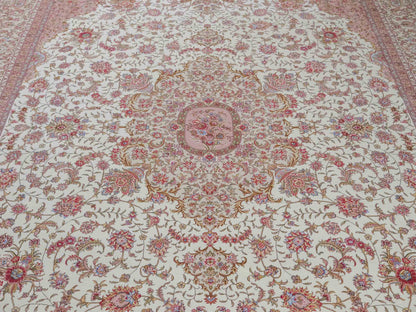 Sehr feiner, handgeknüpfter Khademi Orientteppich mit Täbriz Design aus Wolle mit Seide, creme, beige. 308x207 cm. Vertrieb durch Jupiter Intl.