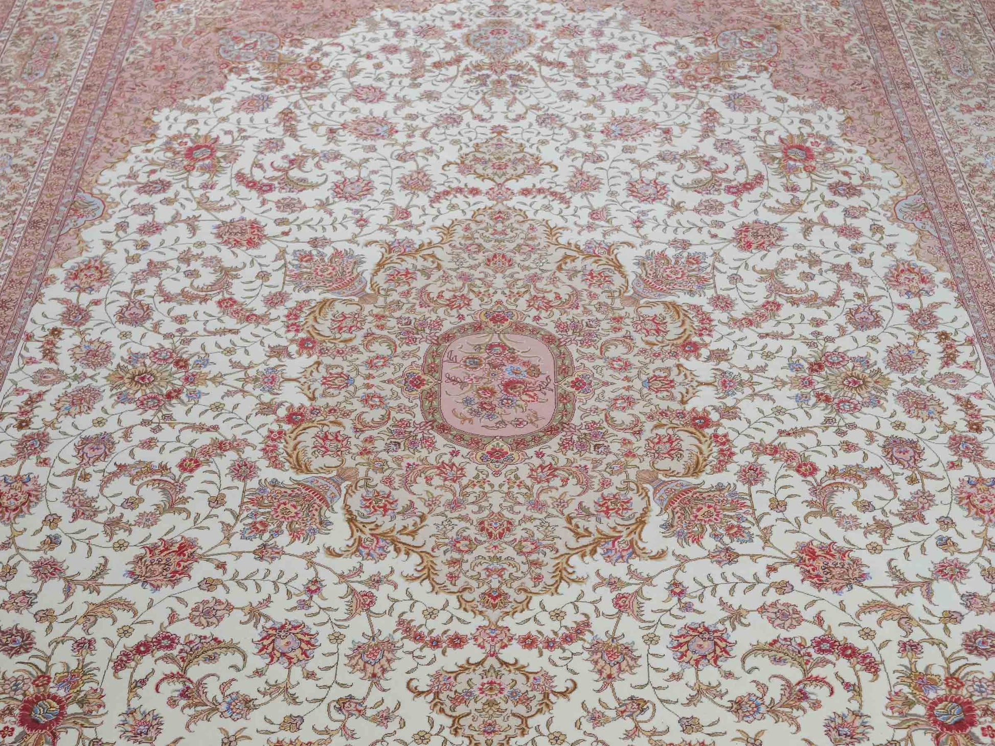 Sehr feiner, handgeknüpfter Khademi Orientteppich mit Täbriz Design aus Wolle mit Seide, creme, beige. 308x207 cm. Vertrieb durch Jupiter Intl.