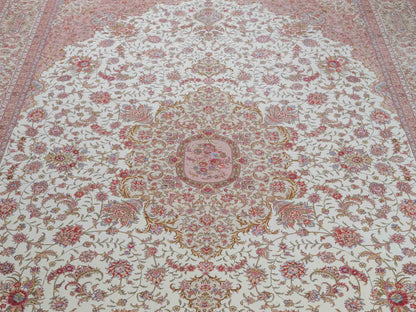 Sehr feiner, handgeknüpfter Khademi Orientteppich mit Täbriz Design aus Wolle mit Seide, creme, beige. 308x207 cm. Vertrieb durch Jupiter Intl.
