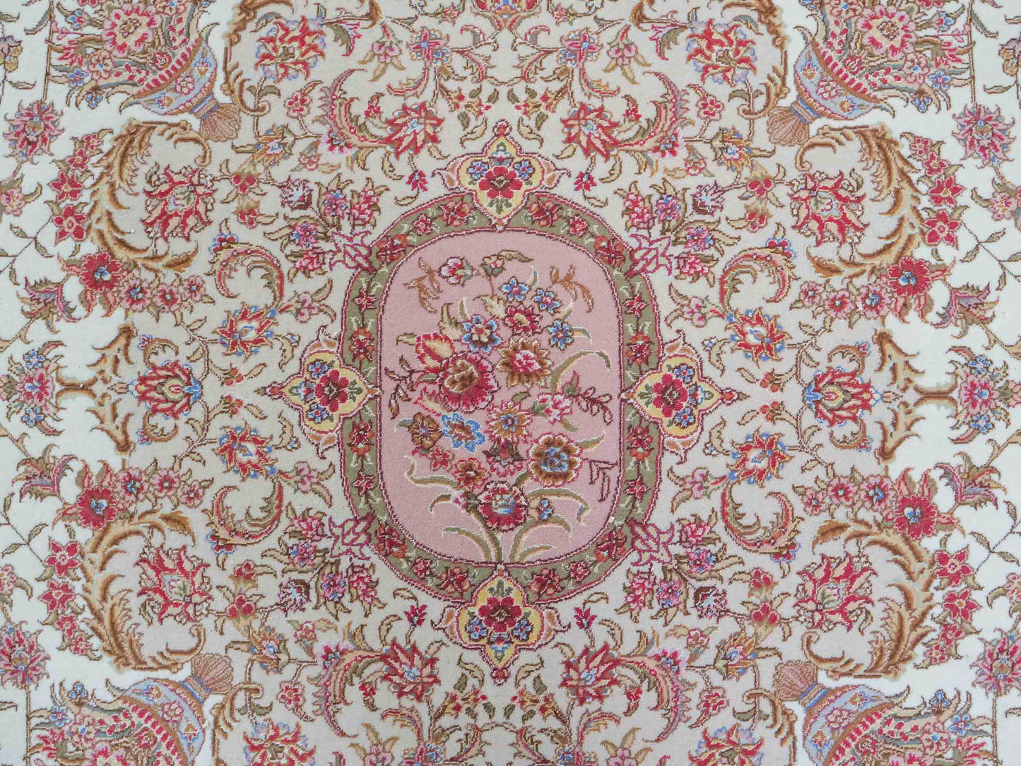 Sehr feiner, handgeknüpfter Khademi Orientteppich mit Täbriz Design aus Wolle mit Seide, creme, beige. 308x207 cm. Vertrieb durch Jupiter Intl.