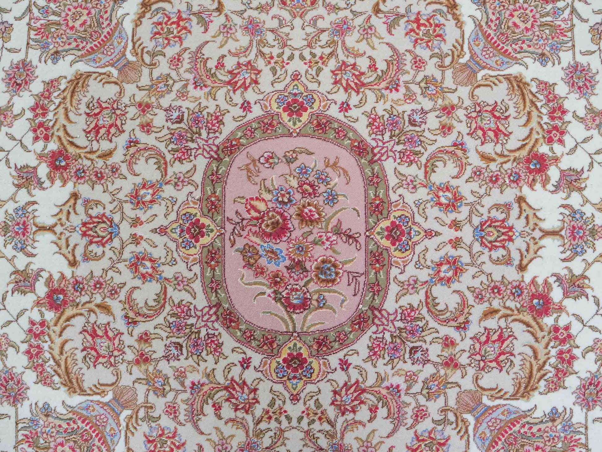 Sehr feiner, handgeknüpfter Khademi Orientteppich mit Täbriz Design aus Wolle mit Seide, creme, beige. 308x207 cm. Vertrieb durch Jupiter Intl.