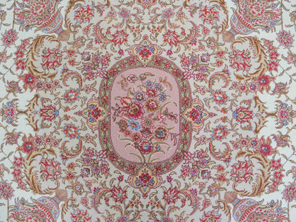 Sehr feiner, handgeknüpfter Khademi Orientteppich mit Täbriz Design aus Wolle mit Seide, creme, beige. 308x207 cm. Vertrieb durch Jupiter Intl.