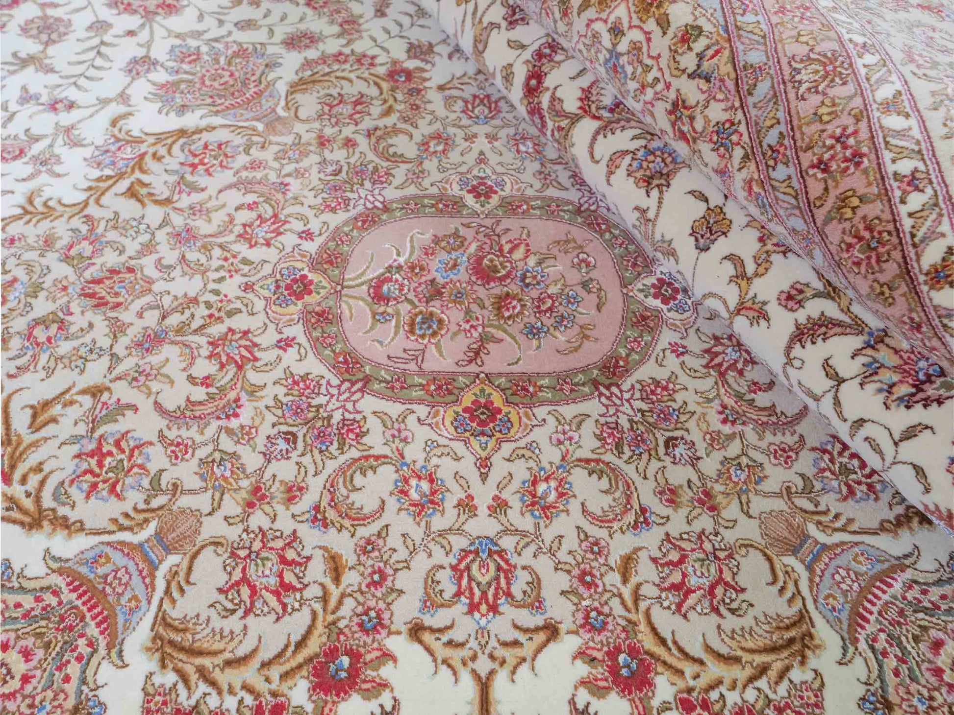 Sehr feiner, handgeknüpfter Khademi Orientteppich mit Täbriz Design aus Wolle mit Seide, creme, beige. 308x207 cm. Vertrieb durch Jupiter Intl.