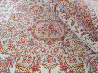 Sehr feiner, handgeknüpfter Khademi Orientteppich mit Täbriz Design aus Wolle mit Seide, creme, beige. 308x207 cm. Vertrieb durch Jupiter Intl.