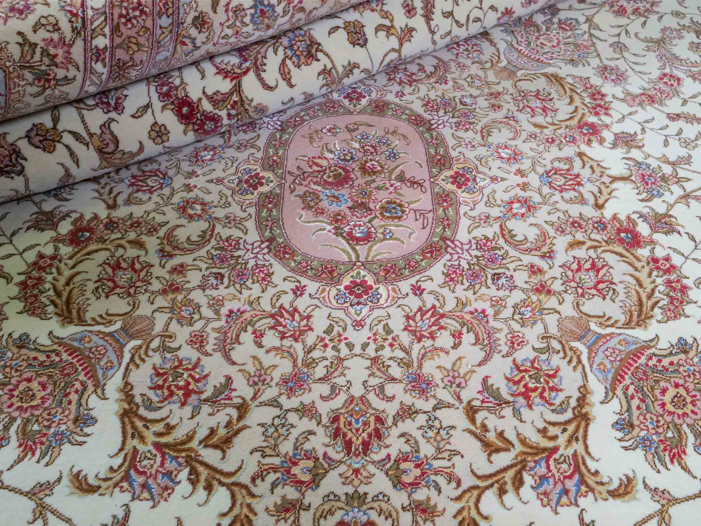 Sehr feiner, handgeknüpfter Khademi Orientteppich mit Täbriz Design aus Wolle mit Seide, creme, beige. 308x207 cm. Vertrieb durch Jupiter Intl.