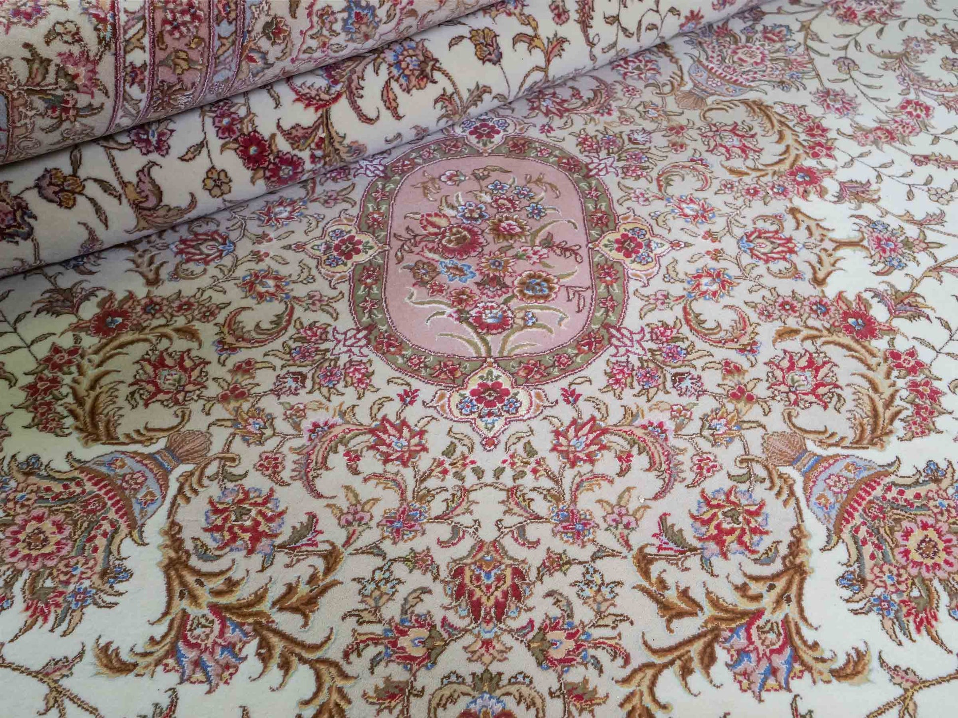 Sehr feiner, handgeknüpfter Khademi Orientteppich mit Täbriz Design aus Wolle mit Seide, creme, beige. 308x207 cm. Vertrieb durch Jupiter Intl.