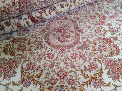 Sehr feiner, handgeknüpfter Khademi Orientteppich mit Täbriz Design aus Wolle mit Seide, creme, beige. 308x207 cm. Vertrieb durch Jupiter Intl.