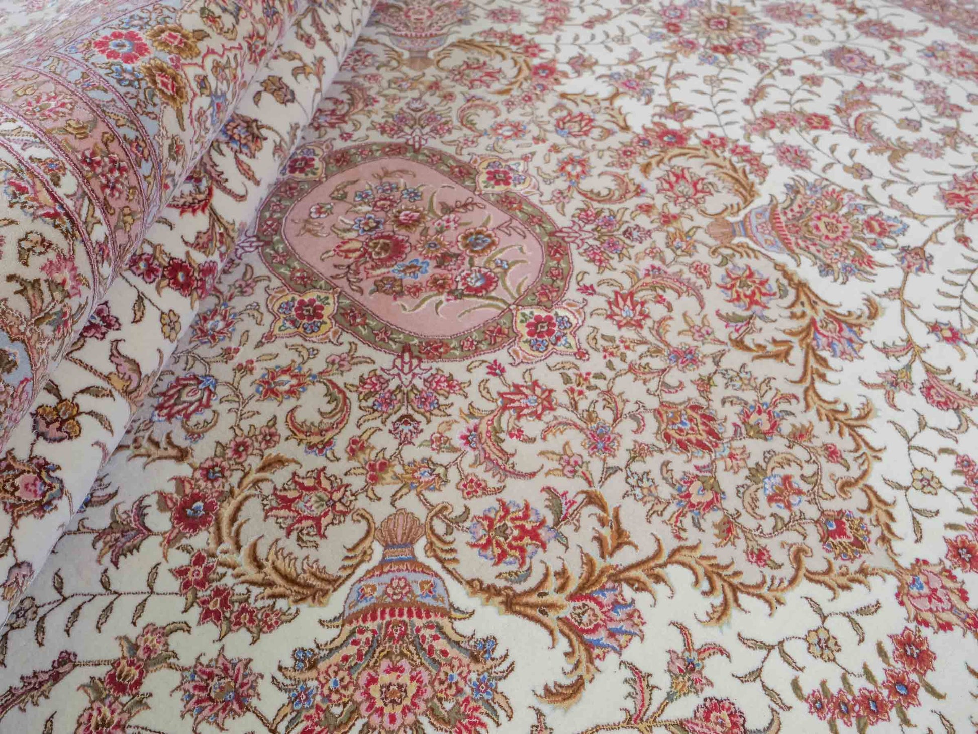 Sehr feiner, handgeknüpfter Khademi Orientteppich mit Täbriz Design aus Wolle mit Seide, creme, beige. 308x207 cm. Vertrieb durch Jupiter Intl.