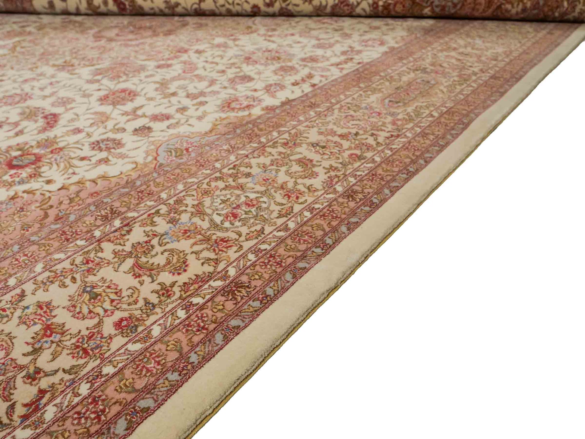 Sehr feiner, handgeknüpfter Khademi Orientteppich mit Täbriz Design aus Wolle mit Seide, creme, beige. 308x207 cm. Vertrieb durch Jupiter Intl.