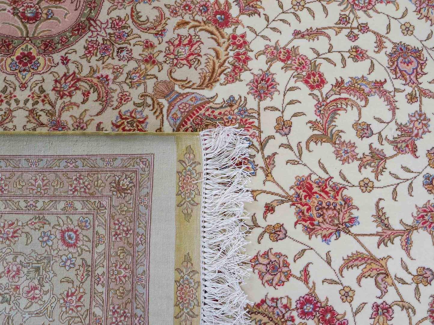Sehr feiner, handgeknüpfter Khademi Orientteppich mit Täbriz Design aus Wolle mit Seide, creme, beige. 308x207 cm. Vertrieb durch Jupiter Intl.