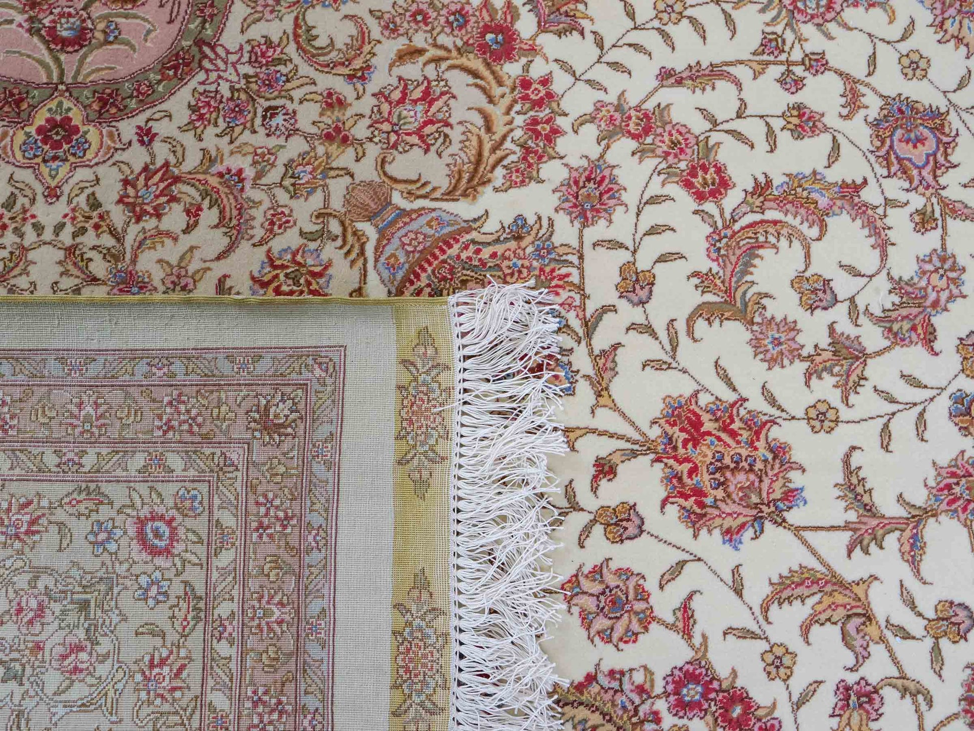Sehr feiner, handgeknüpfter Khademi Orientteppich mit Täbriz Design aus Wolle mit Seide, creme, beige. 308x207 cm. Vertrieb durch Jupiter Intl.