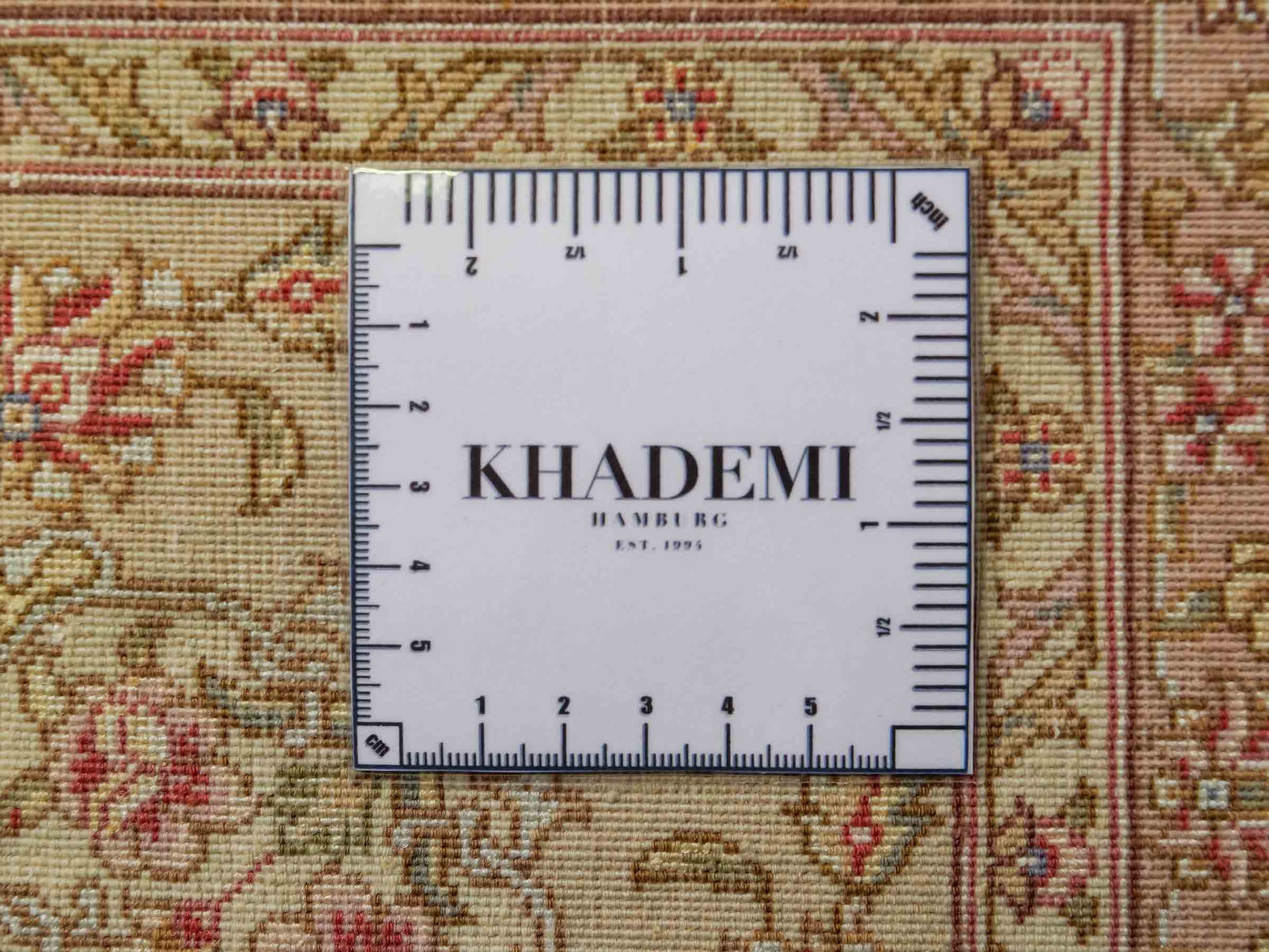 Sehr feiner, handgeknüpfter Khademi Orientteppich mit Täbriz Design aus Wolle mit Seide, creme, beige. 308x207 cm. Vertrieb durch Jupiter Intl.