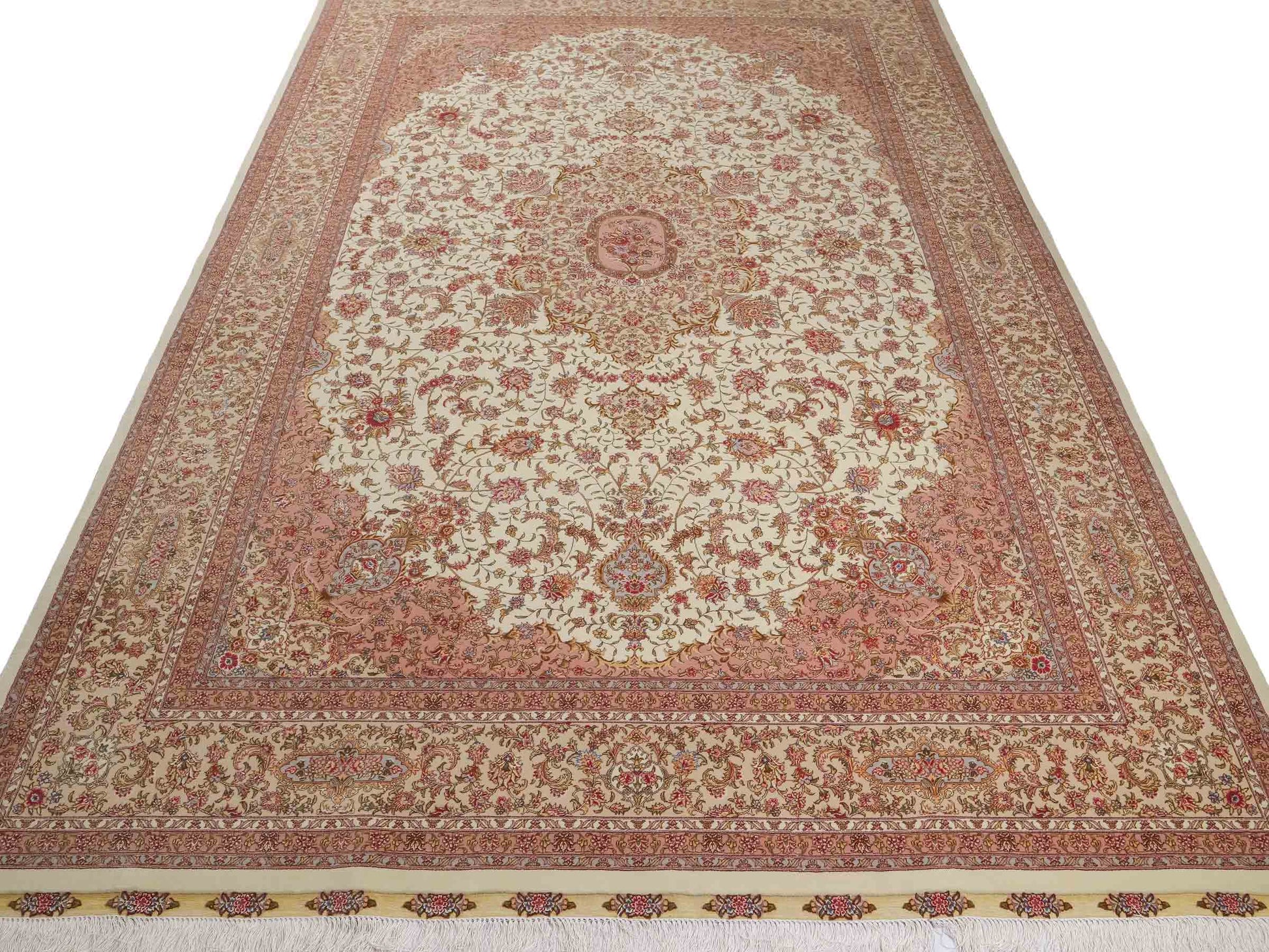 Sehr feiner, handgeknüpfter Khademi Orientteppich mit Täbriz Design aus Wolle mit Seide, creme, beige. 308x207 cm. Vertrieb durch Jupiter Intl.
