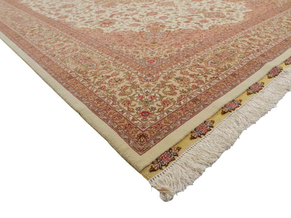 Sehr feiner, handgeknüpfter Khademi Orientteppich mit Täbriz Design aus Wolle mit Seide, creme, beige. 308x207 cm. Vertrieb durch Jupiter Intl.