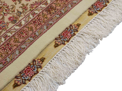 Sehr feiner, handgeknüpfter Khademi Orientteppich mit Täbriz Design aus Wolle mit Seide, creme, beige. 308x207 cm. Vertrieb durch Jupiter Intl.