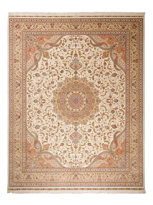Sehr feiner, handgeknüpfter Khademi Orientteppich mit Täbriz Design aus Wolle mit Seide, creme, beige, gold. 308x245 cm. Vertrieb durch Jupiter Intl.