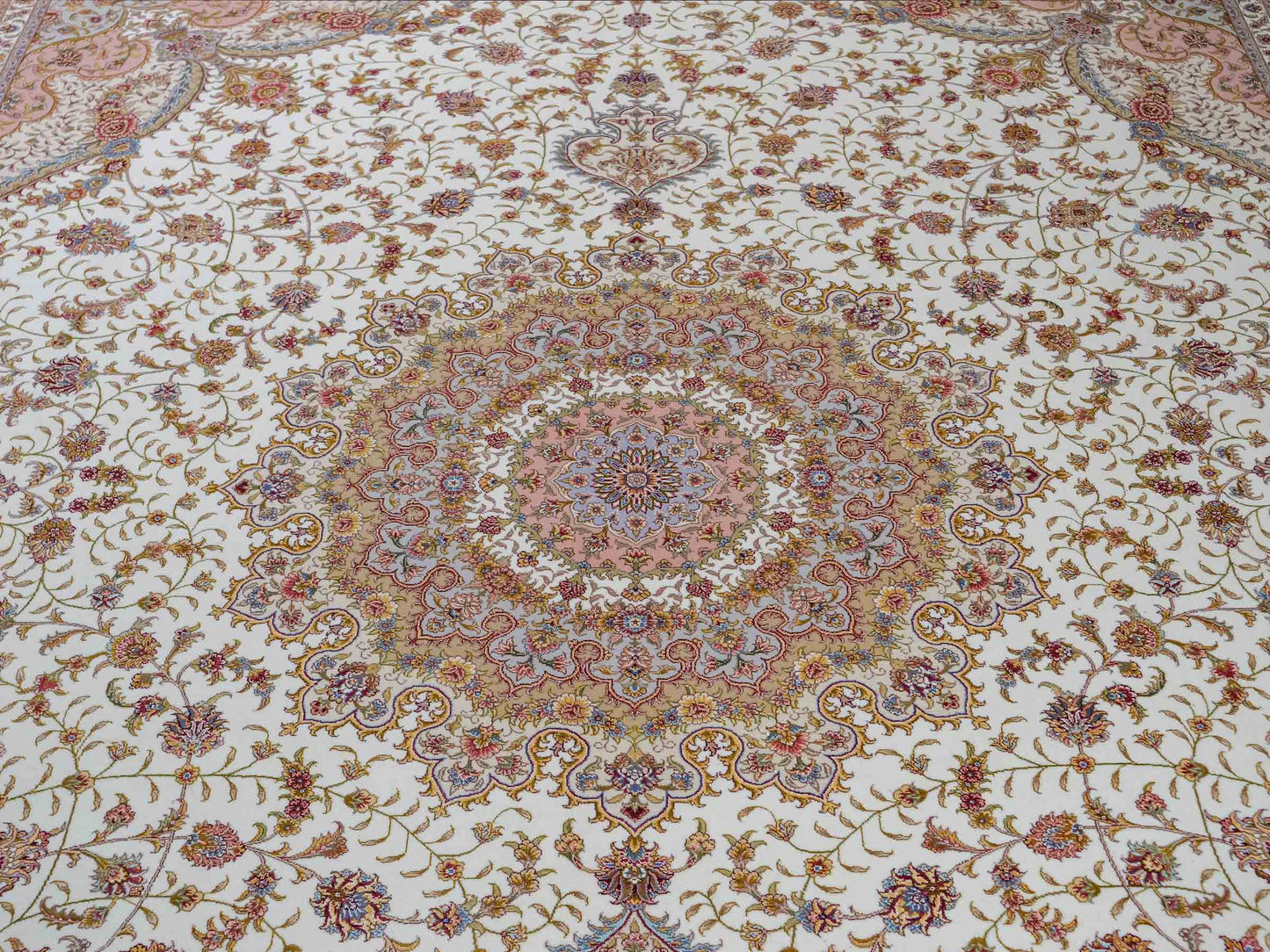 Sehr feiner, handgeknüpfter Khademi Orientteppich mit Täbriz Design aus Wolle mit Seide, creme, beige, gold. 308x245 cm. Vertrieb durch Jupiter Intl.
