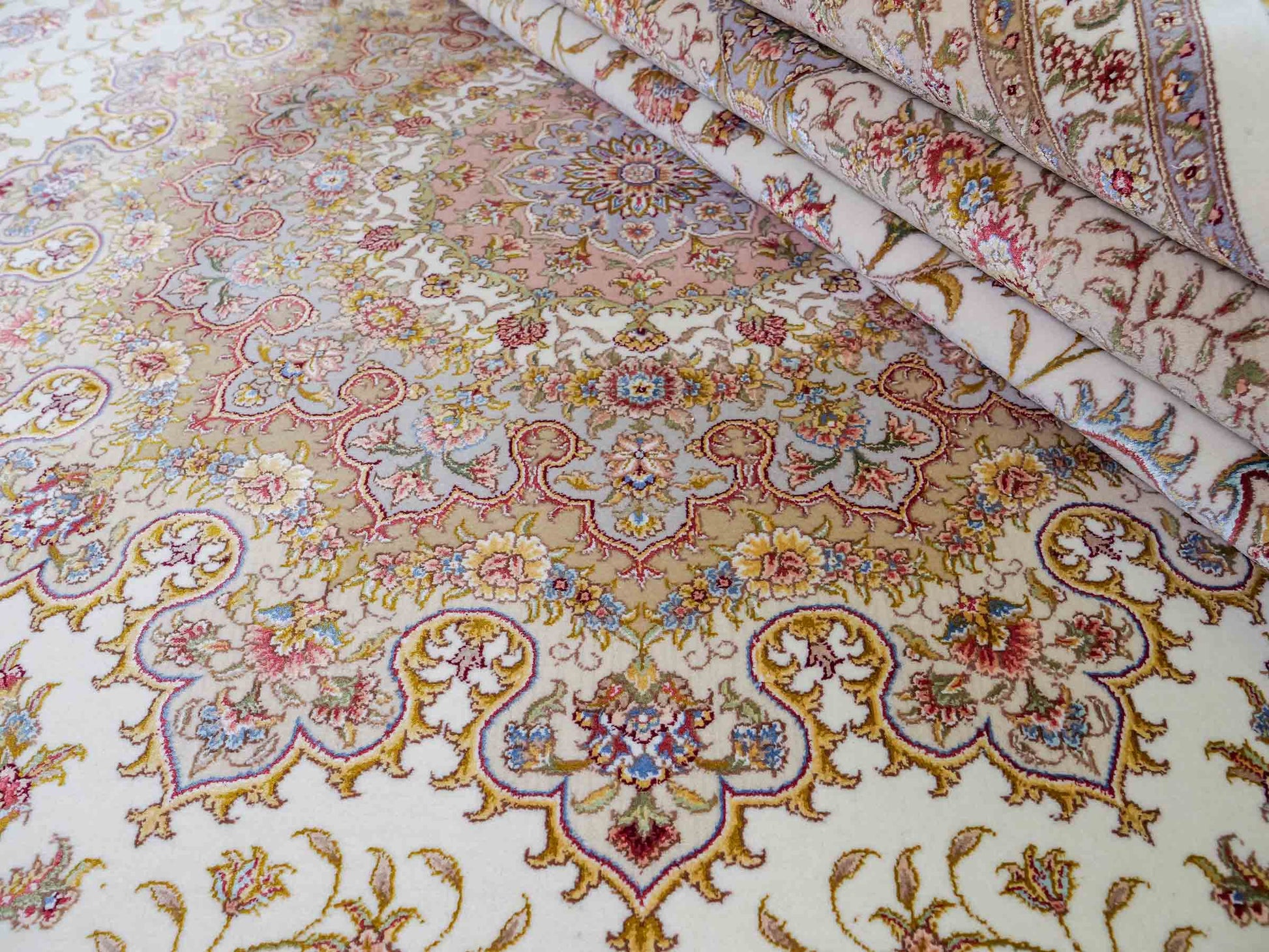 Sehr feiner, handgeknüpfter Khademi Orientteppich mit Täbriz Design aus Wolle mit Seide, creme, beige, gold. 308x245 cm. Vertrieb durch Jupiter Intl.