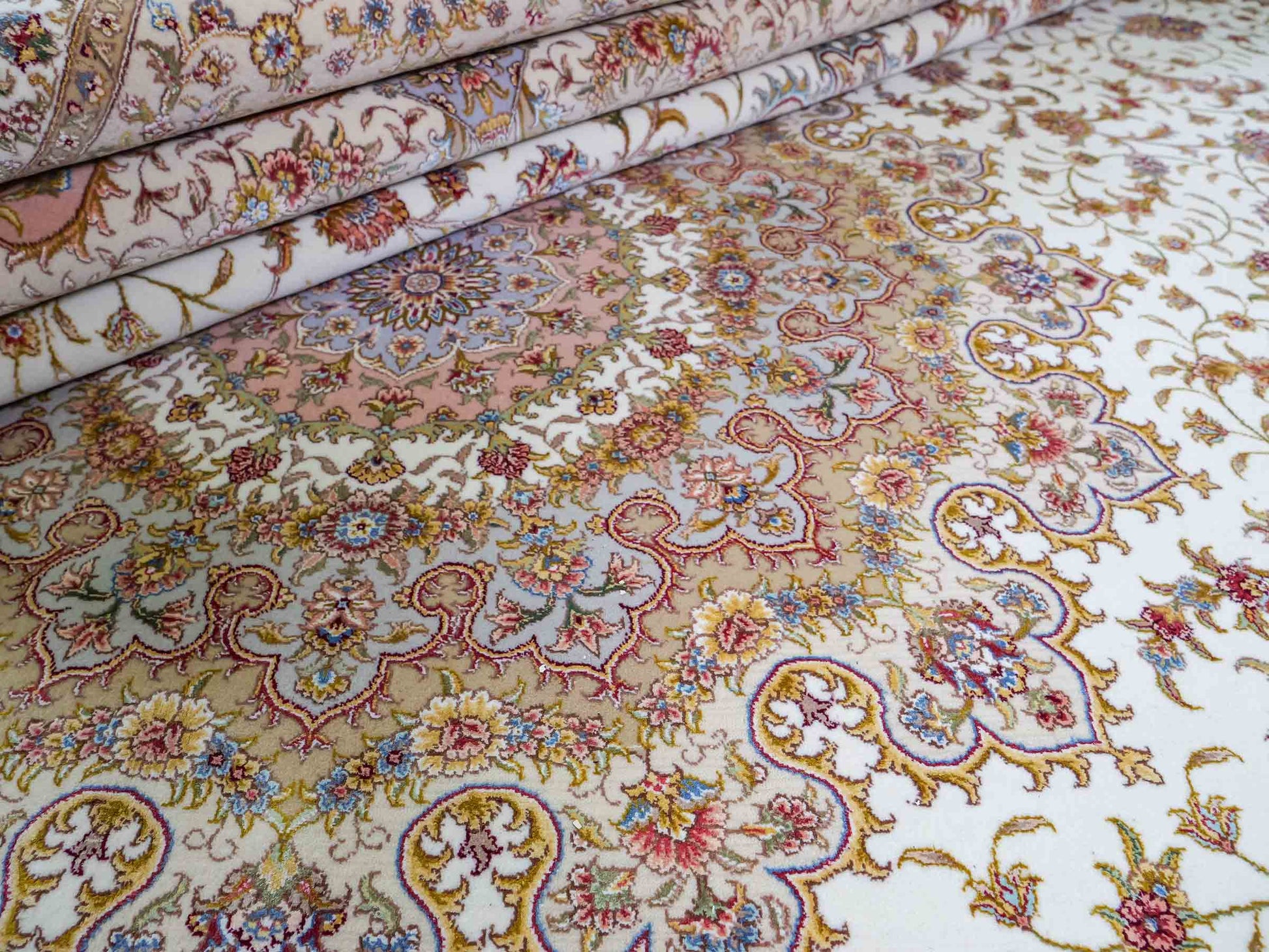 Sehr feiner, handgeknüpfter Khademi Orientteppich mit Täbriz Design aus Wolle mit Seide, creme, beige, gold. 308x245 cm. Vertrieb durch Jupiter Intl.