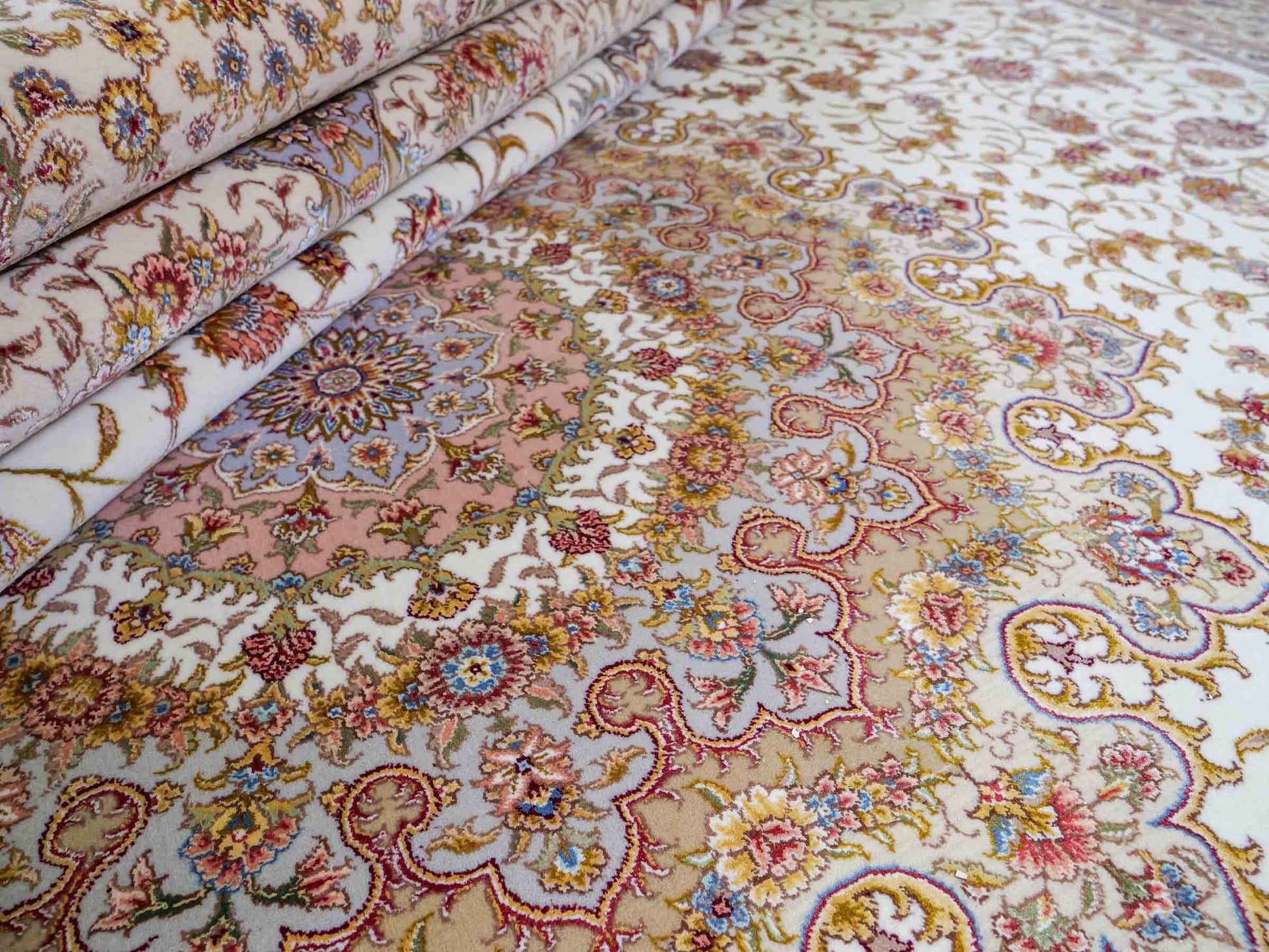 Sehr feiner, handgeknüpfter Khademi Orientteppich mit Täbriz Design aus Wolle mit Seide, creme, beige, gold. 308x245 cm. Vertrieb durch Jupiter Intl.