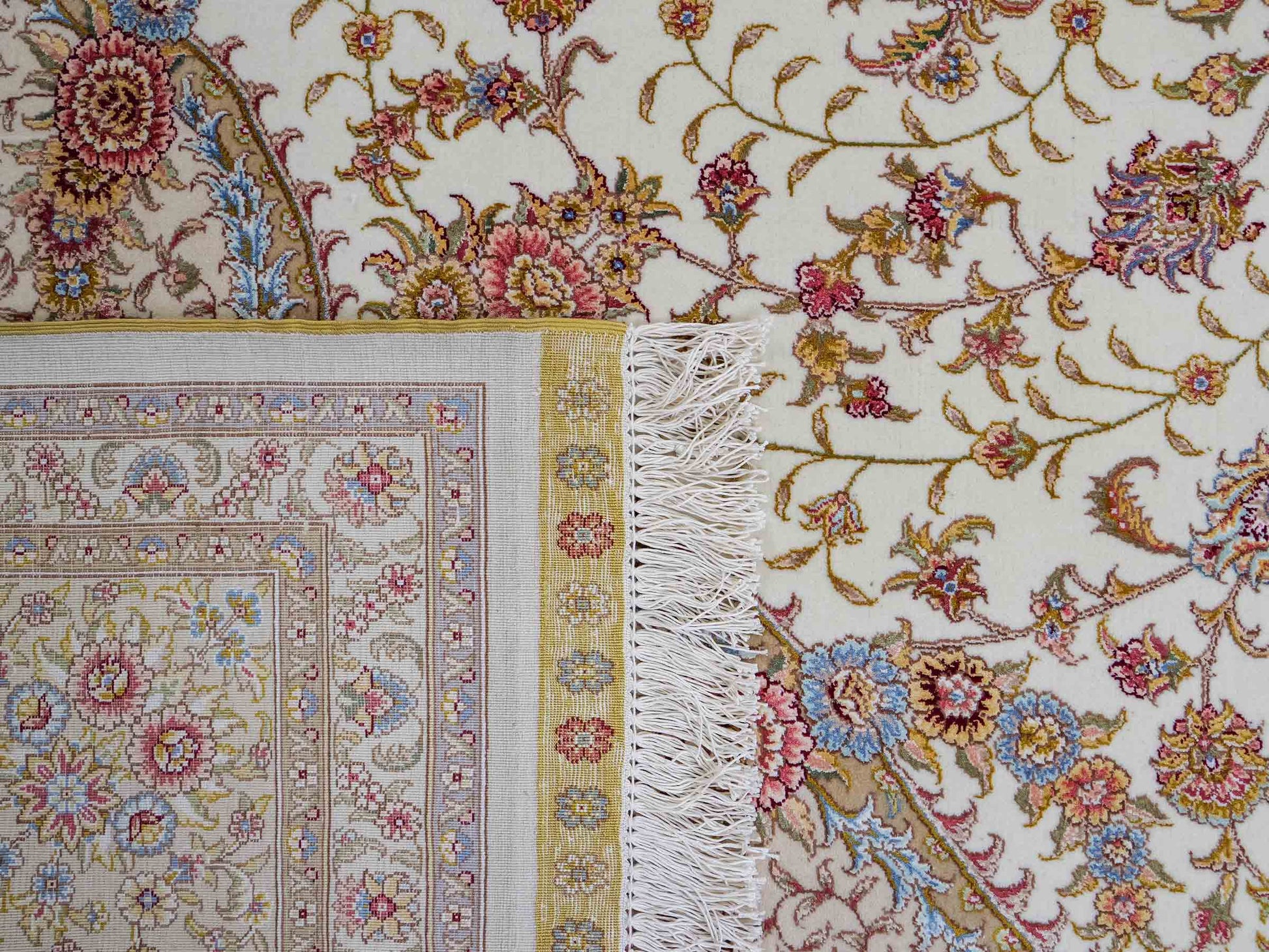 Sehr feiner, handgeknüpfter Khademi Orientteppich mit Täbriz Design aus Wolle mit Seide, creme, beige, gold. 308x245 cm. Vertrieb durch Jupiter Intl.