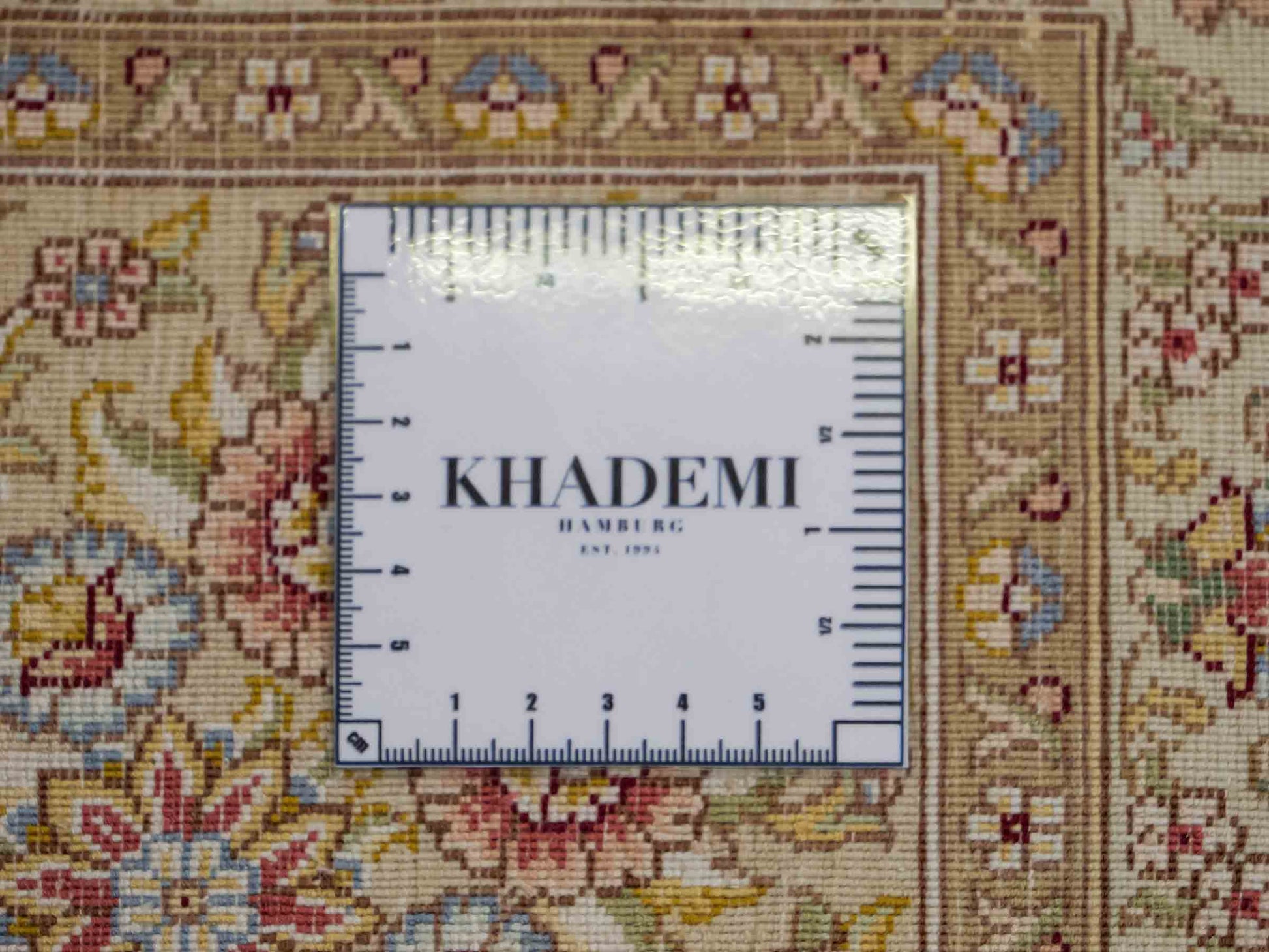 Sehr feiner, handgeknüpfter Khademi Orientteppich mit Täbriz Design aus Wolle mit Seide, creme, beige, gold. 308x245 cm. Vertrieb durch Jupiter Intl.