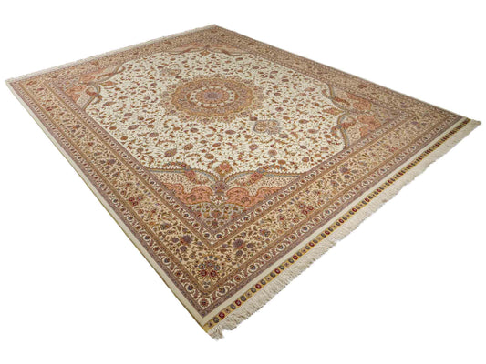 Sehr feiner, handgeknüpfter Khademi Orientteppich mit Täbriz Design aus Wolle mit Seide, creme, beige, gold. 308x245 cm. Vertrieb durch Jupiter Intl.