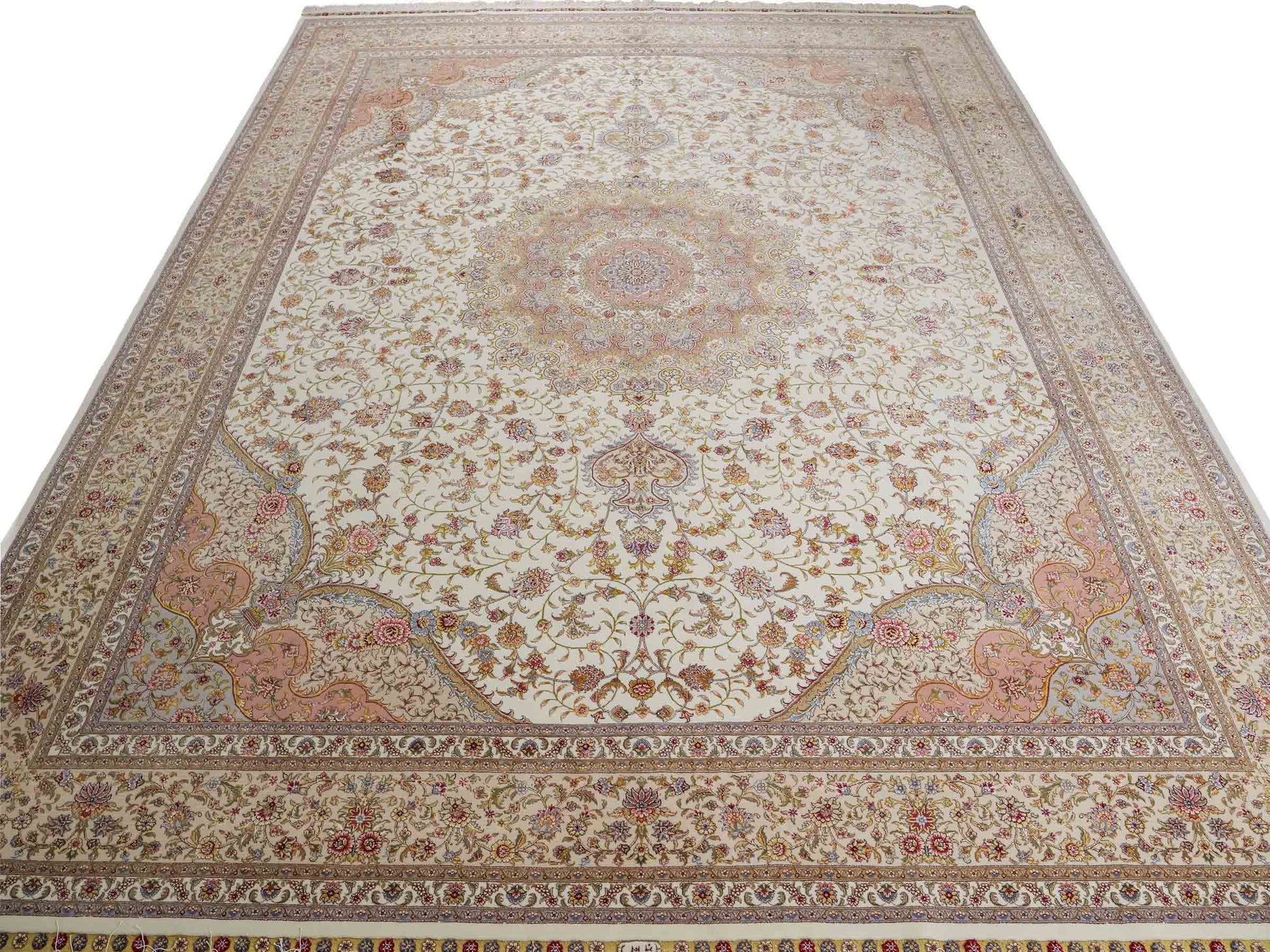 Sehr feiner, handgeknüpfter Khademi Orientteppich mit Täbriz Design aus Wolle mit Seide, creme, beige, gold. 308x245 cm. Vertrieb durch Jupiter Intl.