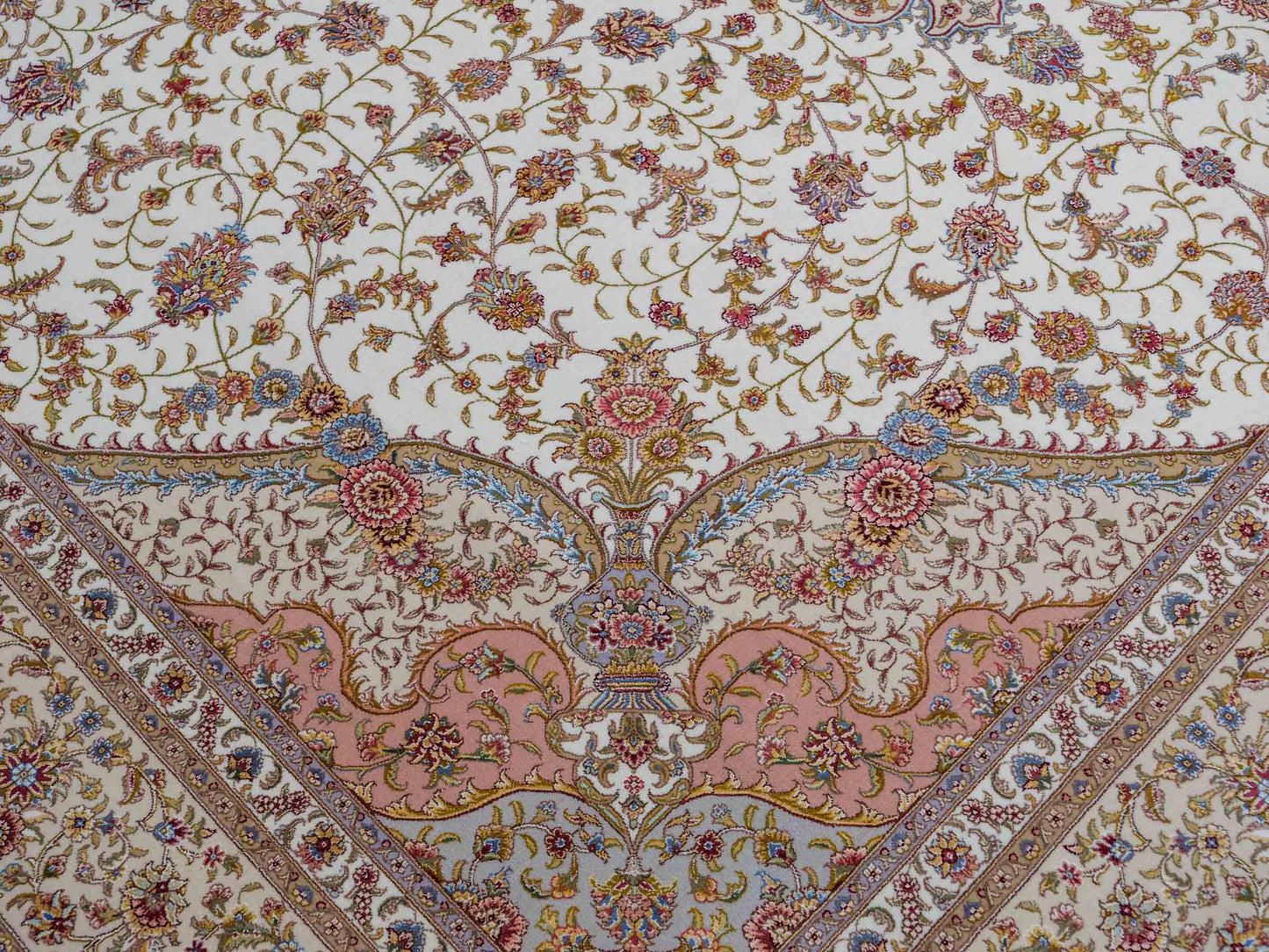 Sehr feiner, handgeknüpfter Khademi Orientteppich mit Täbriz Design aus Wolle mit Seide, creme, beige, gold. 308x245 cm. Vertrieb durch Jupiter Intl.