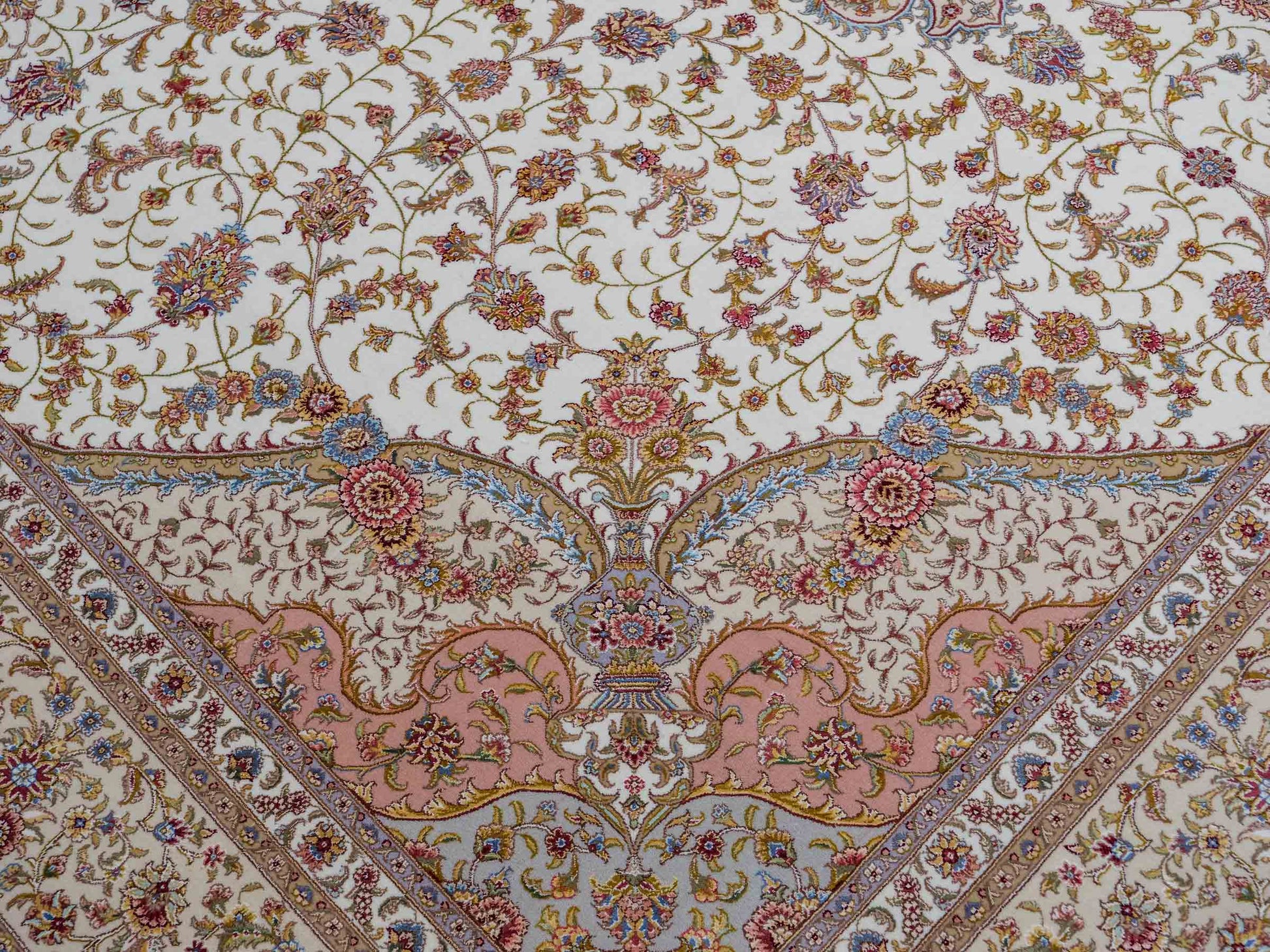 Sehr feiner, handgeknüpfter Khademi Orientteppich mit Täbriz Design aus Wolle mit Seide, creme, beige, gold. 308x245 cm. Vertrieb durch Jupiter Intl.