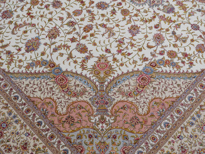 Sehr feiner, handgeknüpfter Khademi Orientteppich mit Täbriz Design aus Wolle mit Seide, creme, beige, gold. 308x245 cm. Vertrieb durch Jupiter Intl.